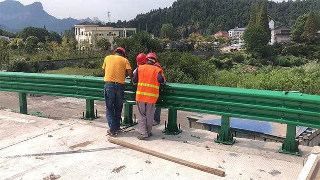 黄石高速公路护栏板的维护确保道路安全的关键环节