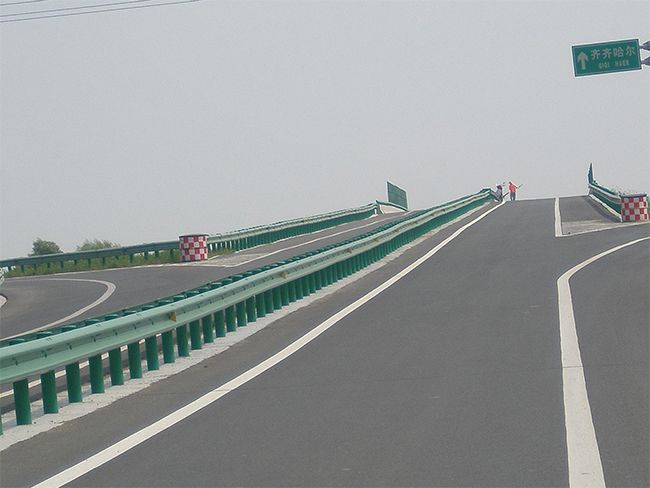 黄石高速公路护栏的材质与规格